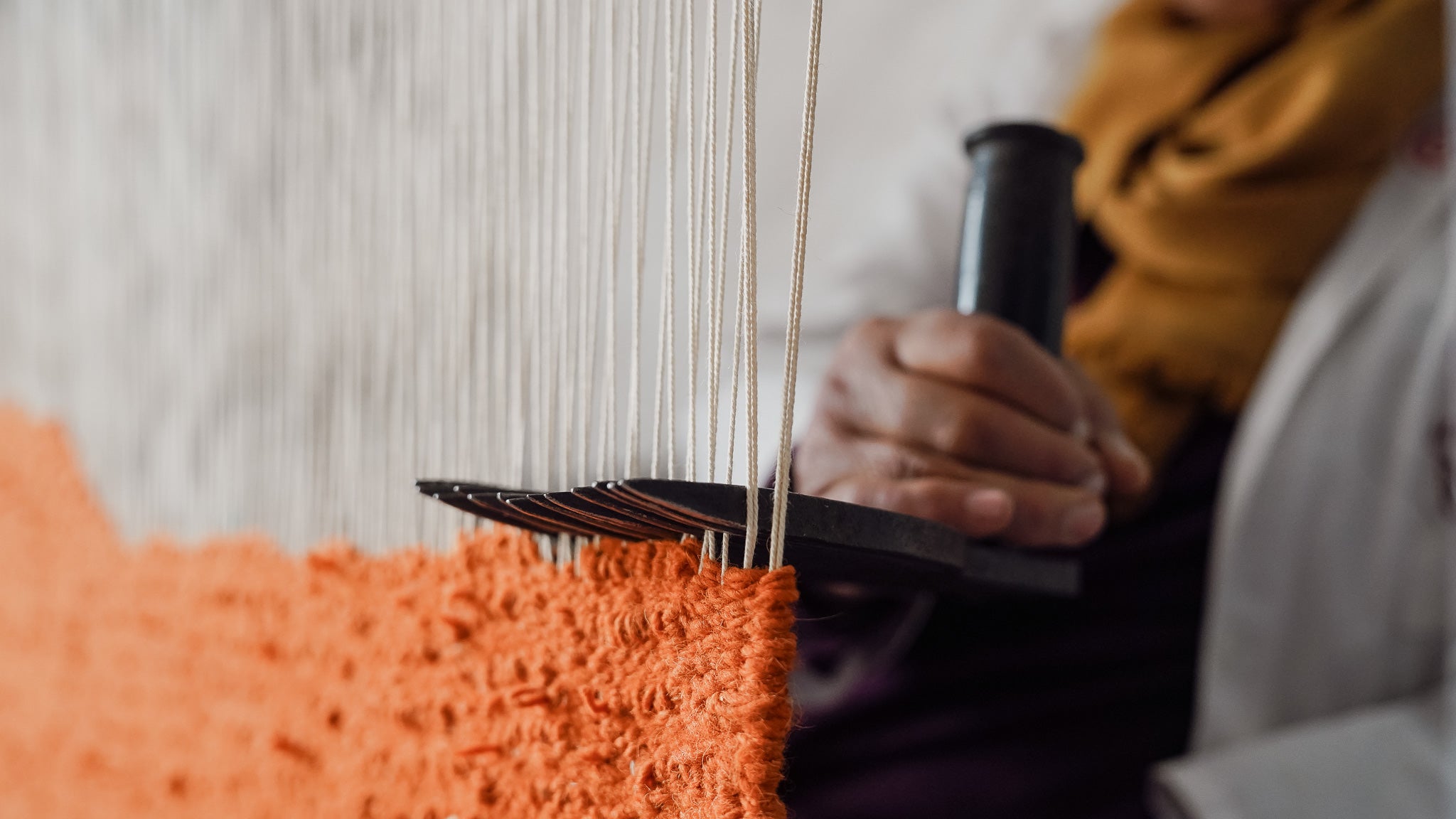 Tunisian craftswoman weaving a Berber rug by hand – Studio TUNIQ artisan photo