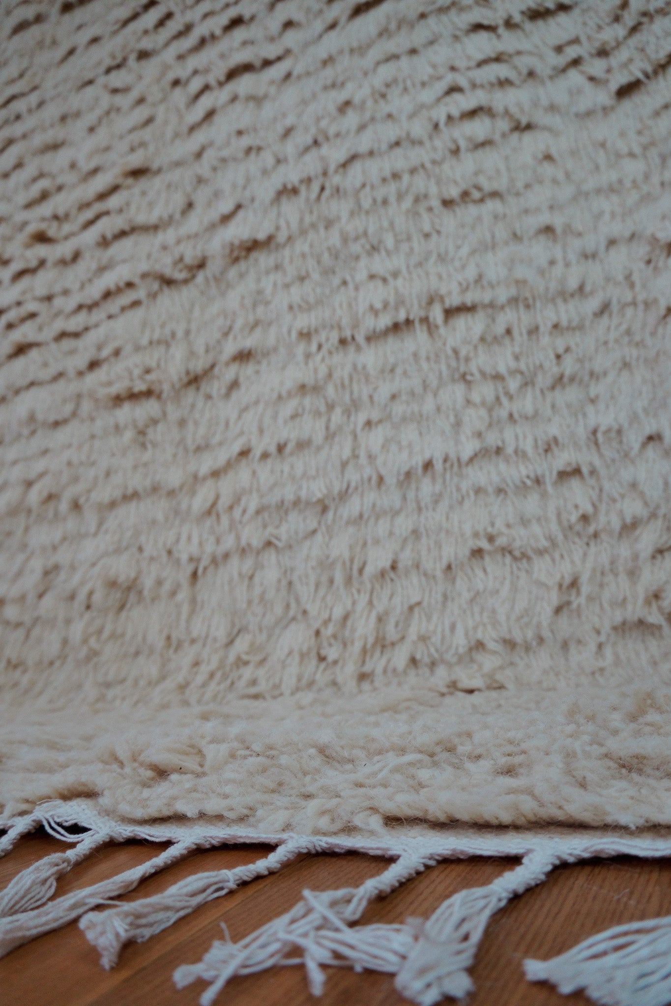 Close-up of the Samira rug texture showing hand-knotted wool in cream tone